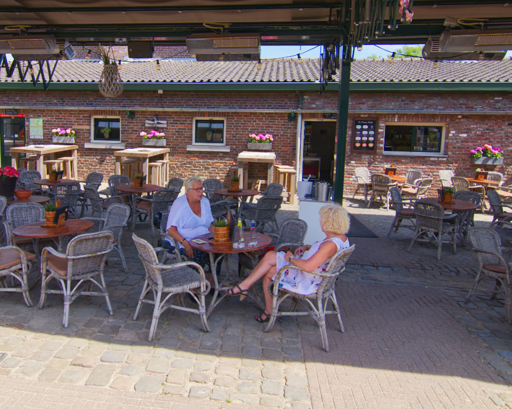 Het binnen terras van De Dwaze Herder