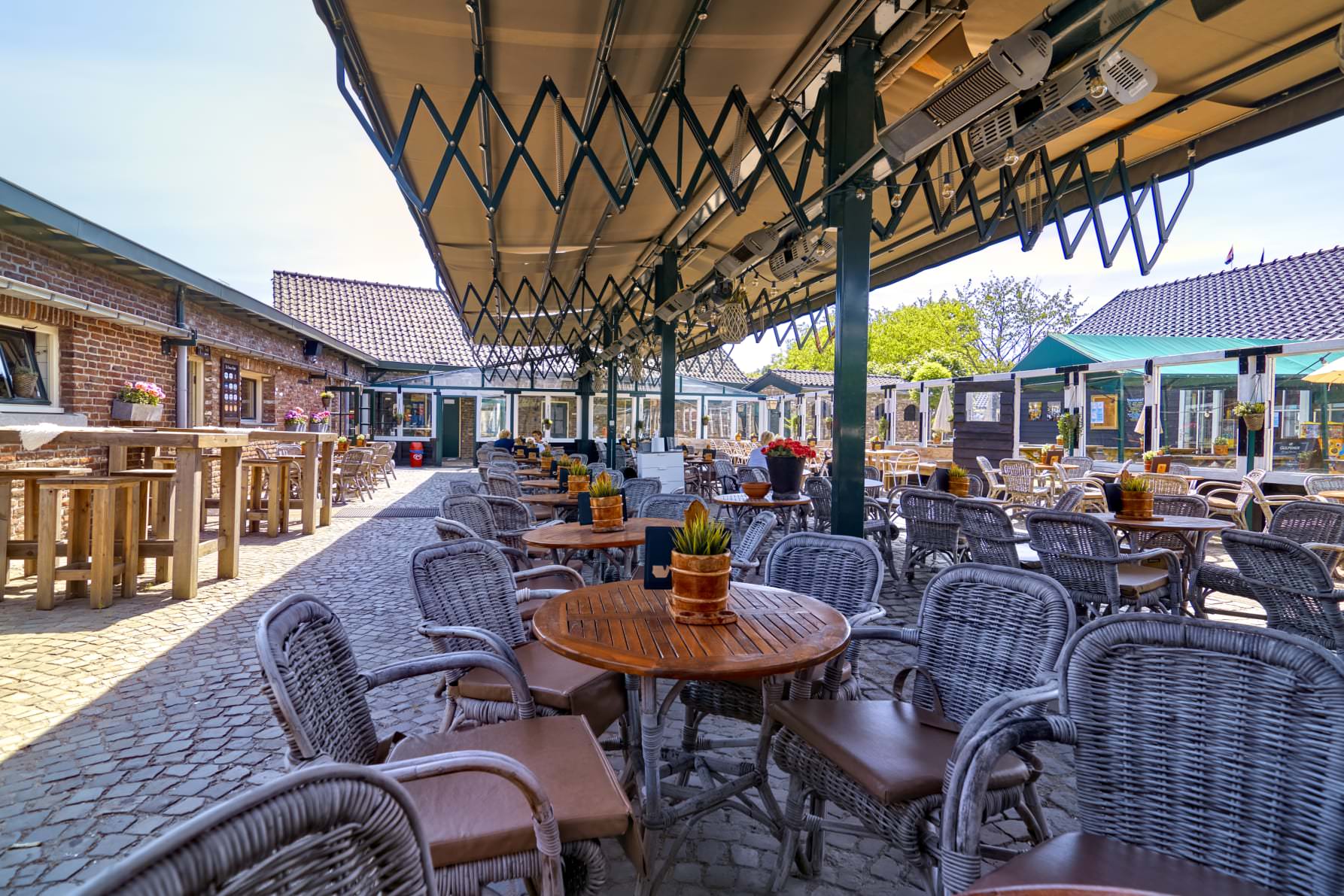 Achtergrondfoto van de oude hoeve met daarin een resaurant omgeven door antieke spulletjes